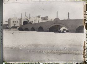 Image représentant Porte et pont de Fatima Masoumeh ?