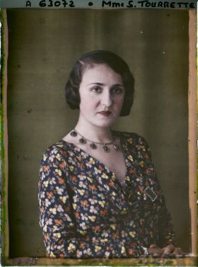 Image représentant https://musee-albert-kahn.s-museum.fr/home/NWQ2OTAwYzNmYjZlZTk1ZWQwODJmMjY4L2dlbmVyaWMtbm90aWNlLXRhYi9hdXRob3JpdHkvNjE3YTc5ZjVjZjhiODk2OGIzMzM3ZDIx/5d6900c3fb6ee95ed082f268/generic-notice-tab/authority/617a79ebcf8b8968b33378d0 Madame S. Tourrette