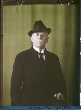 Image représentant https://musee-albert-kahn.s-museum.fr/home/NWQ2OTAwYzNmYjZlZTk1ZWQwODJmMjY4L2dlbmVyaWMtbm90aWNlLXRhYi9hdXRob3JpdHkvNjE3YTc5ZjVjZjhiODk2OGIzMzM3ZDIx/5d6900c3fb6ee95ed082f268/generic-notice-tab/authority/617a79ebcf8b8968b3336a4b Monsieur Cerutti