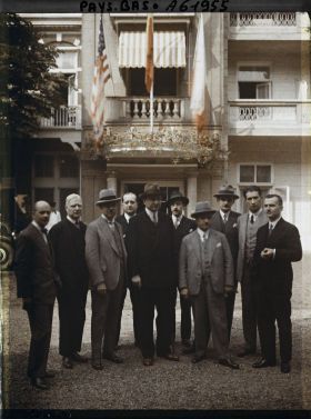 Image représentant La délégation polonaise à la Conférence de la Paix, devant l'hôtel Witte Brug