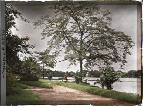 Image représentant Les rives du Petit Lac ou Hoan-kiem-ho, " Lac de l'épée restituée ", avec en arrière plan, le pagodon octogonal appelé " Stûpa de l'île de la Tortue "