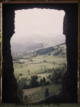 Image représentant France, Les Grottes de Jonas : Vue sur la Vallée