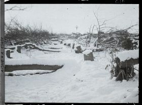Image représentant France, Sur la place : les arbres sciés par les Boches