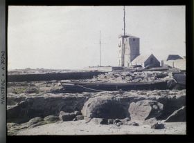 Image représentant Le village de Saint-Pierre à la pointe de Penmarch, le sémaphore aux murs blancs, la vieille tour et l'église