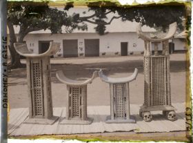 Image représentant Trônes royaux d'Abomey (Guézo, Glélé, Béhanzin, Agoliagbo) devant la salle de réception (ajalala) de la cour du palais de  null Guézo (jalalahennou)