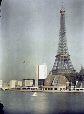 Image représentant L'Exposition internationale, les pavillons de la Normandie et de l'Amérique sur les bords de la Seine devant la tour Eiffel