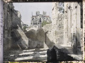 Image représentant France, Reims, Abside de la Cathédrale à travers des ruines de la rue de Mâcon