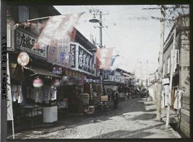 Image représentant rue commerçante : soldes