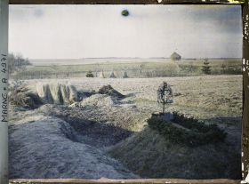 Image représentant La tombe du lieutenant-colonel Guibert, 60e division, près de l'église