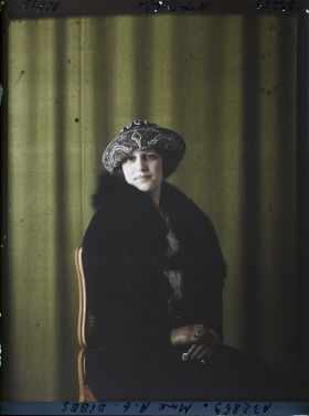 Image représentant https://musee-albert-kahn.s-museum.fr/home/NWQ2OTAwYzNmYjZlZTk1ZWQwODJmMjY4L2dlbmVyaWMtbm90aWNlLXRhYi9hdXRob3JpdHkvNjE3YTc5ZjVjZjhiODk2OGIzMzM3ZDIx/5d6900c3fb6ee95ed082f268/generic-notice-tab/authority/617a79ebcf8b8968b3336bc1 Madame A.G. Dibbs