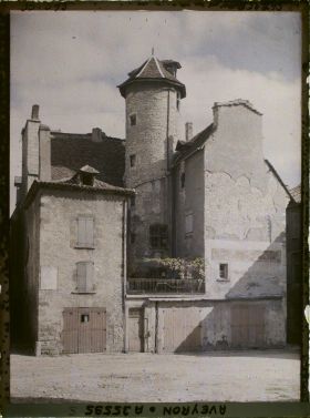Image représentant Une vieille demeure place de la Mairie (actuelle place Bernad Lhez)