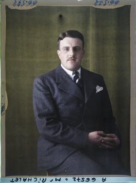 Image représentant https://musee-albert-kahn.s-museum.fr/home/NWQ2OTAwYzNmYjZlZTk1ZWQwODJmMjY4L2dlbmVyaWMtbm90aWNlLXRhYi9hdXRob3JpdHkvNjE3YTc5ZjVjZjhiODk2OGIzMzM3ZDIx/5d6900c3fb6ee95ed082f268/generic-notice-tab/authority/617a79ebcf8b8968b3337668 Monsieur Richalet
