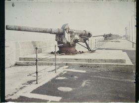 Image représentant Belgique, Zeebrugge, Pièces de 150 en batterie sur le môle