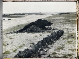 Image représentant Sur la grève, un four à goémon