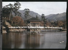 Image représentant Le Nara-koen (parc de Nara) : le pavillon Ukimidô sur l'étang Sagi (Sagi-ike)