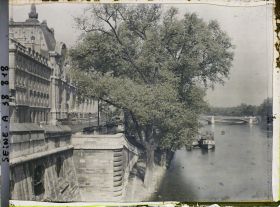 Image représentant La quai d'Orsay avec la gare d'Orléans et le pont de Solférino (actuelle passerelle Léopold-Sédar-Senghor), depuis le pont Royal