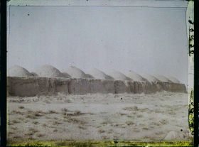 Image représentant Le mur d'enceinte du village abandonné