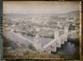 Image représentant France, Cahors, Vue d'ensemble sur la ville prise des hauteurs de la  rive gauche du Lot vers le nord est