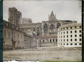 Image représentant France, Reims, Partie Orientale de la Cathédrale et Bibliothèque en Construction