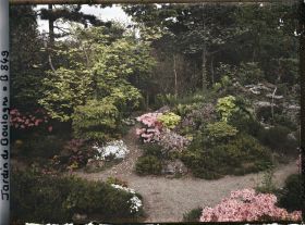Image représentant Croisement de chemins et rocaille fleurie du " sanctuaire japonais ", proches du verger-roseraie