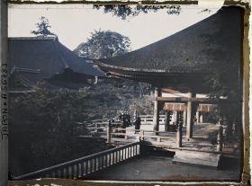 Image représentant Temple Kiyomizu-dera : La terrasse du Okuno-in (à droite) à proximité du hondô