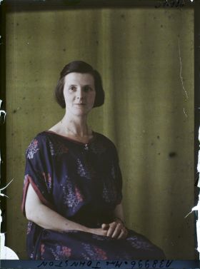 Image représentant https://musee-albert-kahn.s-museum.fr/home/NWQ2OTAwYzNmYjZlZTk1ZWQwODJmMjY4L2dlbmVyaWMtbm90aWNlLXRhYi9hdXRob3JpdHkvNjE3YTc5ZjVjZjhiODk2OGIzMzM3ZDIx/5d6900c3fb6ee95ed082f268/generic-notice-tab/authority/617a79ebcf8b8968b3336fc6 Madame Joseph Johnston