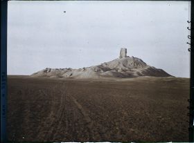 Image représentant Le tell (colline de ruines) avec les vestiges du Bit-Zida (140 mètres de hauteur), (VIe siècle avant J.-C. -?-)