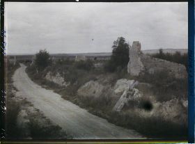 Image représentant France, Nauroy, Aspect des ruines, Côté droit de la route