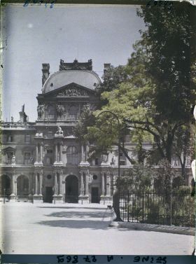 Image représentant Le pavillon Richelieu du Louvre et le square Lafayette, cour Napoléon