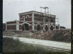 Image représentant France, Neuville St Waast, Grande maison en reconstruction