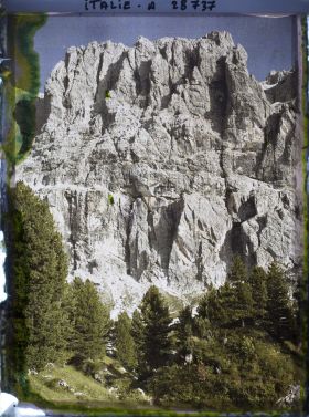 Image représentant La chaine de la Sella (Groupo di Sella ou Sellagruppe) depuis le col du Grödner (Grödner Joch ou passo Gardena)