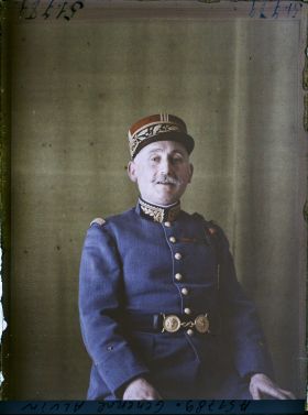 Image représentant https://musee-albert-kahn.s-museum.fr/home/NWQ2OTAwYzNmYjZlZTk1ZWQwODJmMjY4L2dlbmVyaWMtbm90aWNlLXRhYi9hdXRob3JpdHkvNjE3YTc5ZjVjZjhiODk2OGIzMzM3ZDIx/5d6900c3fb6ee95ed082f268/generic-notice-tab/authority/617a79ebcf8b8968b333672c Le Général Pierre Alvin