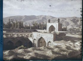 Image représentant La Madrasa-e-Khan (?), école coranique de l'Imam Khân et la Masdjid-I-Vakil, mosquée du régent
