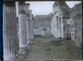 Image représentant Petit laraire de la maison du Faune sur la gauche