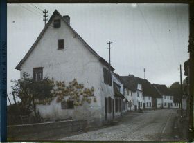 Image représentant France, Lauterbourg, La rue principale et à gauche une maison avec maïs qui sèche.