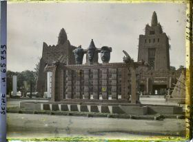 Image représentant L'Exposition Coloniale Internationale de 1931, le pavillon de l'AOF (Afrique occidentale française) et la fontaine des totems