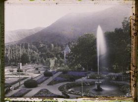 Image représentant Dans le Jardin public (Bâgh-e omumi), allées et parterres de fleurs