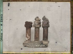 Image représentant Musée archéologique - Colonettes votives surmontées de colombes sacrées provenant d'une chapelle de Cnossos