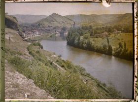 Image représentant France, Luzech, En montant à l'Impernal la ville de l'isthme