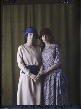 Image représentant https://musee-albert-kahn.s-museum.fr/home/NWQ2OTAwYzNmYjZlZTk1ZWQwODJmMjY4L2dlbmVyaWMtbm90aWNlLXRhYi9hdXRob3JpdHkvNjE3YTc5ZjVjZjhiODk2OGIzMzM3ZDIx/5d6900c3fb6ee95ed082f268/generic-notice-tab/authority/617a79ebcf8b8968b333766b Mesdemoiselles Riché