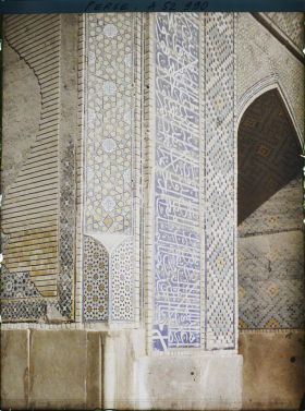 Image représentant La Madreseh Mader-i-Chah, école coranique dite "de la mère du Chah" (1714), détail des faïences de la grande porte