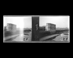 Image représentant Yuhe ("canal Impérial") et la tour de défense de la légation de Grande-Bretagne dans le Quartier des légations