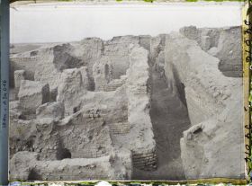 Image représentant Une rue et des maisons (un étage, cour intérieure)