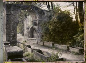 Image représentant Les sarcophages, le porche roman de l'église Saint-Césaire-le Vieux avec à droite la chapelle Saint-Accurse