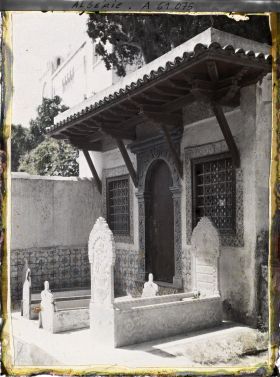 Image représentant La tombe d'Ahmed, dernier bey de Constantine, à l'entrée de la mosquée de Sidi Abd-er-Rhamane