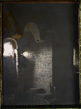 Image représentant France, Les Grottes de Jonas : Intérieur de ce qui fût la Chapelle