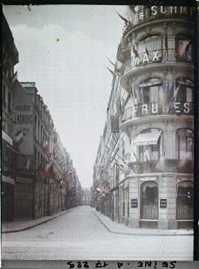 Image représentant La rue Vivienne décorée de drapeaux pour les fêtes de la Victoire des 13 et 14 juillet 1919