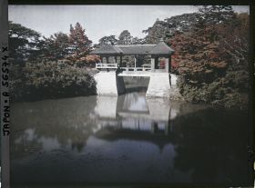 Image représentant Les jardins de la villa impériale Shugakuin Rikyû : l'étang Yokuryu et le pont Chitose-bashi (Pont de Mille Ans)