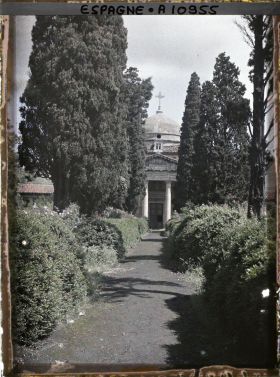 Image représentant Espagne, Bilbao, L'ancien Cimetière de Bilbao, l'allée Centrale et la Chapelle dans le fond
