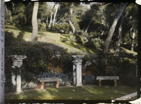 Image représentant Bancs sur une terrasse ombragée du jardin de la villa Cypris, au pied d'une pente enherbée et fleurie